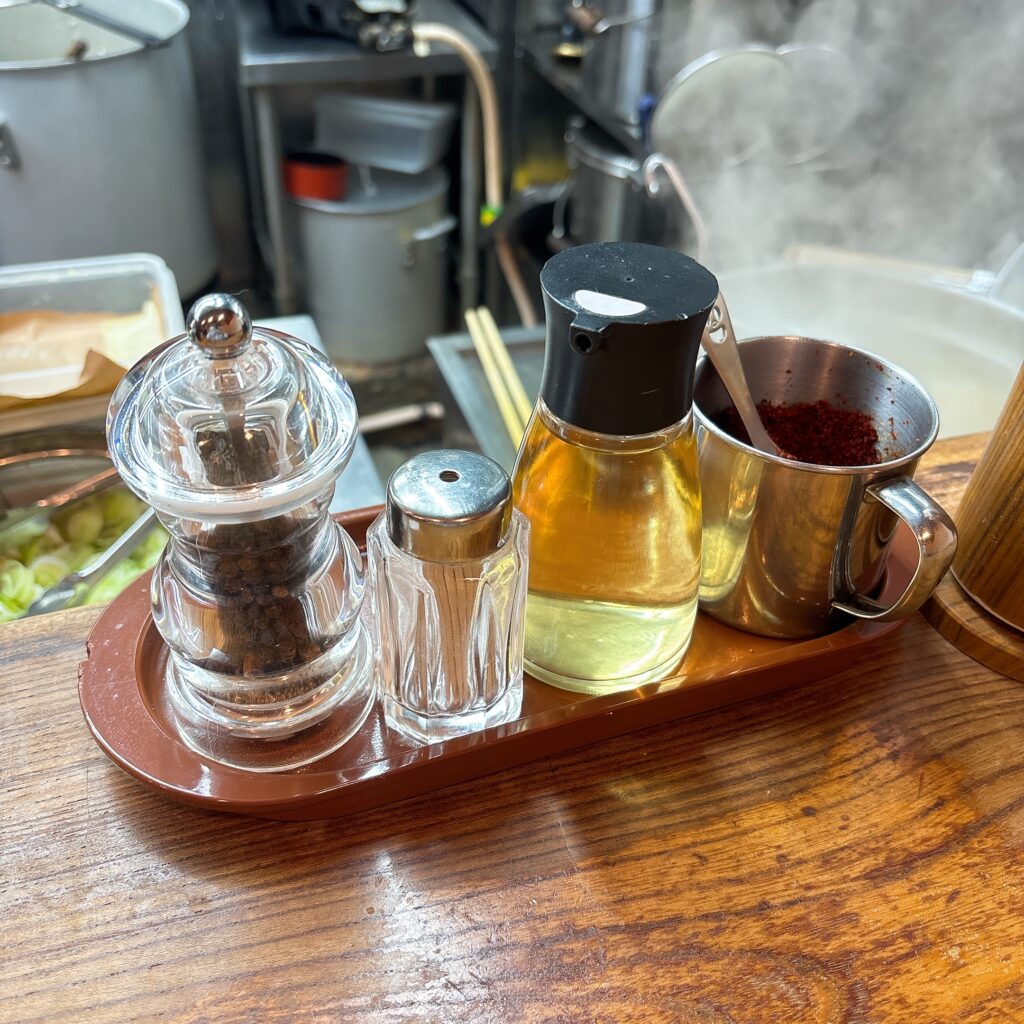 特麺コツ一丁ラーメンの卓上