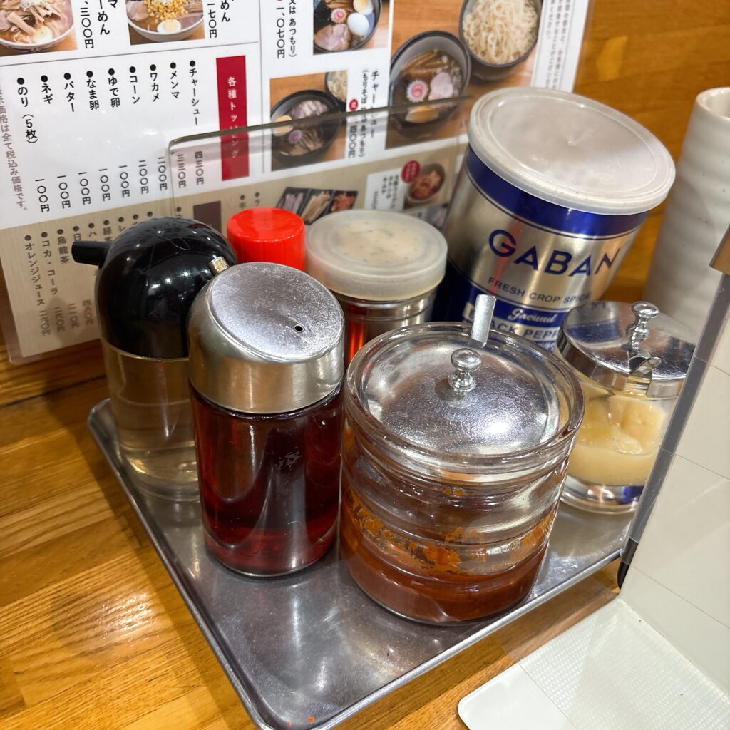 特製もりそば・らーめん サニーの卓上