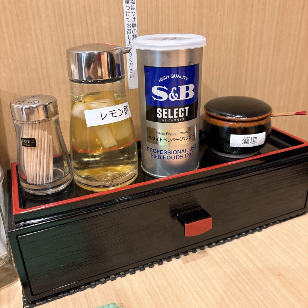 中華そば よしかわ 西荻窪店の卓上