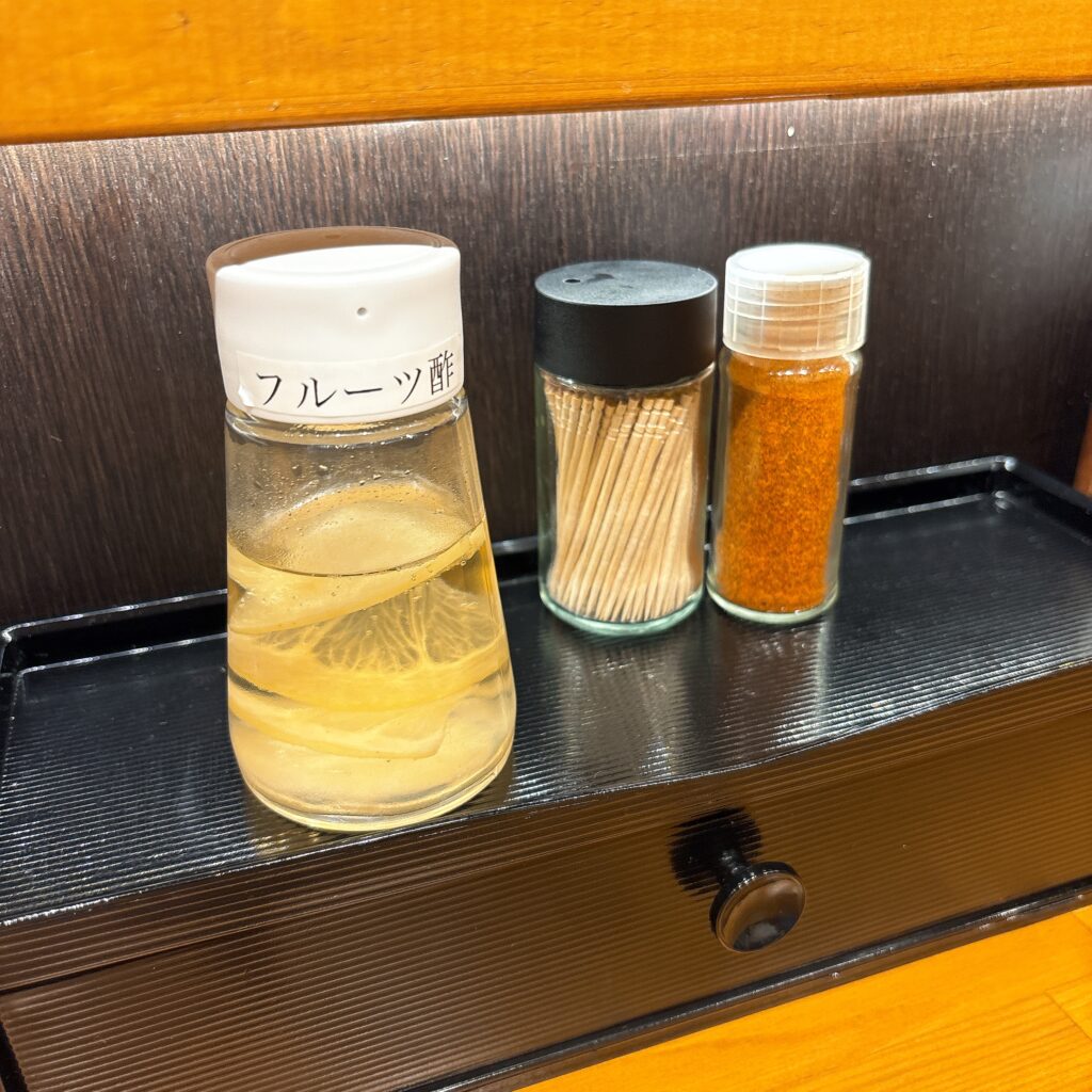 つけ麺 飛耀の卓上