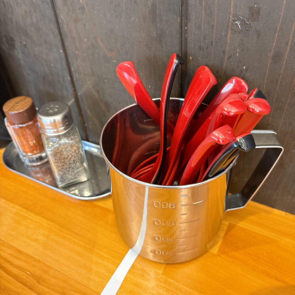 柳麺かいとの卓上