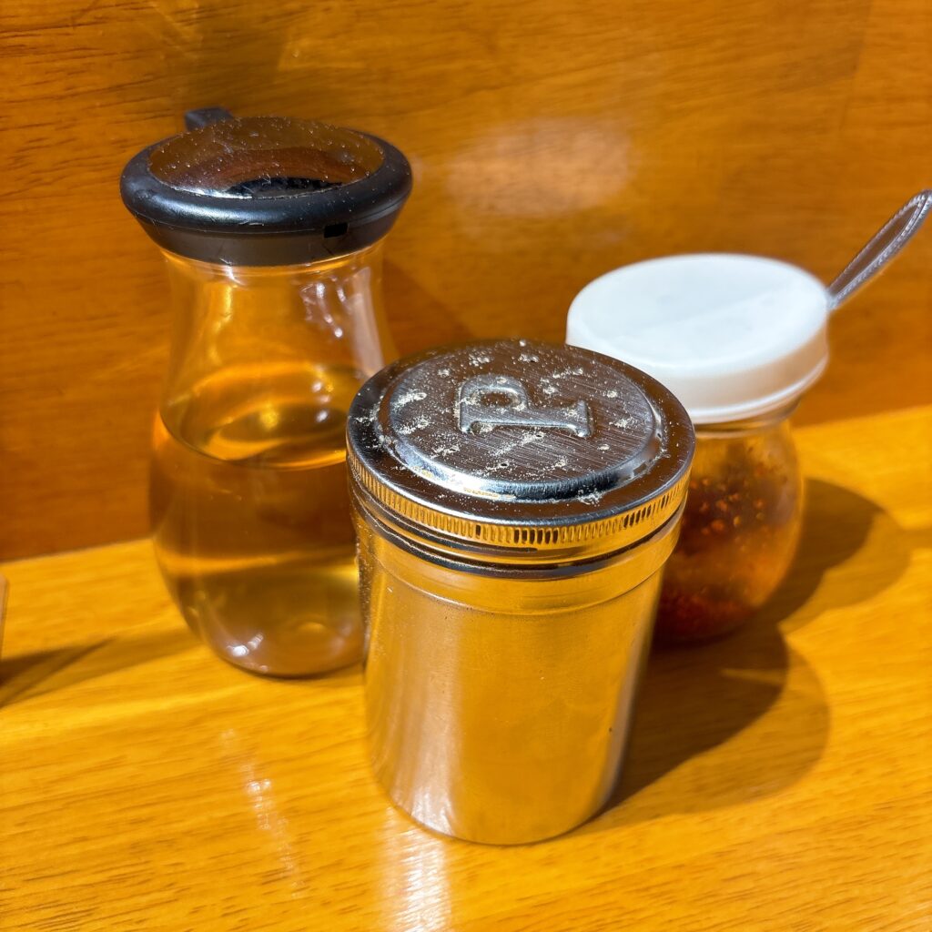 ラーメン ななふくの卓上