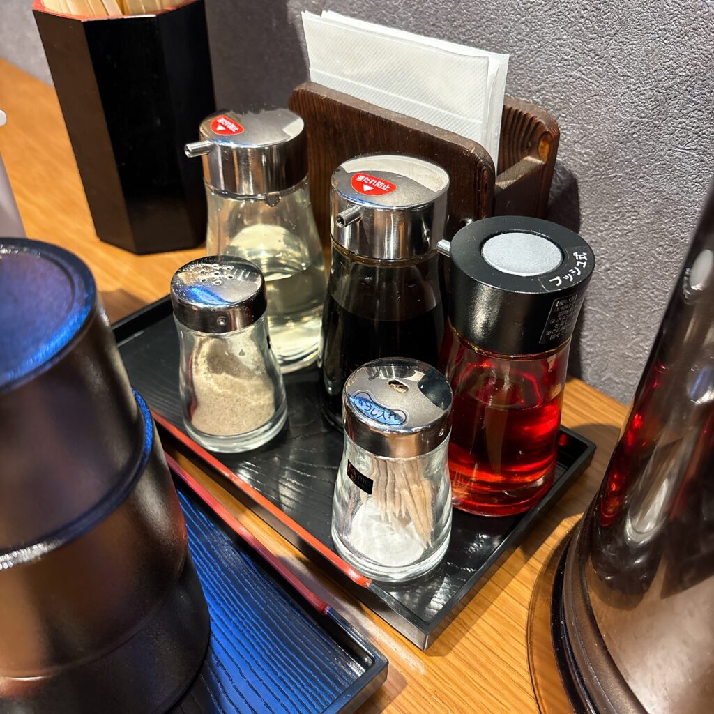 金の煮干しの卓上