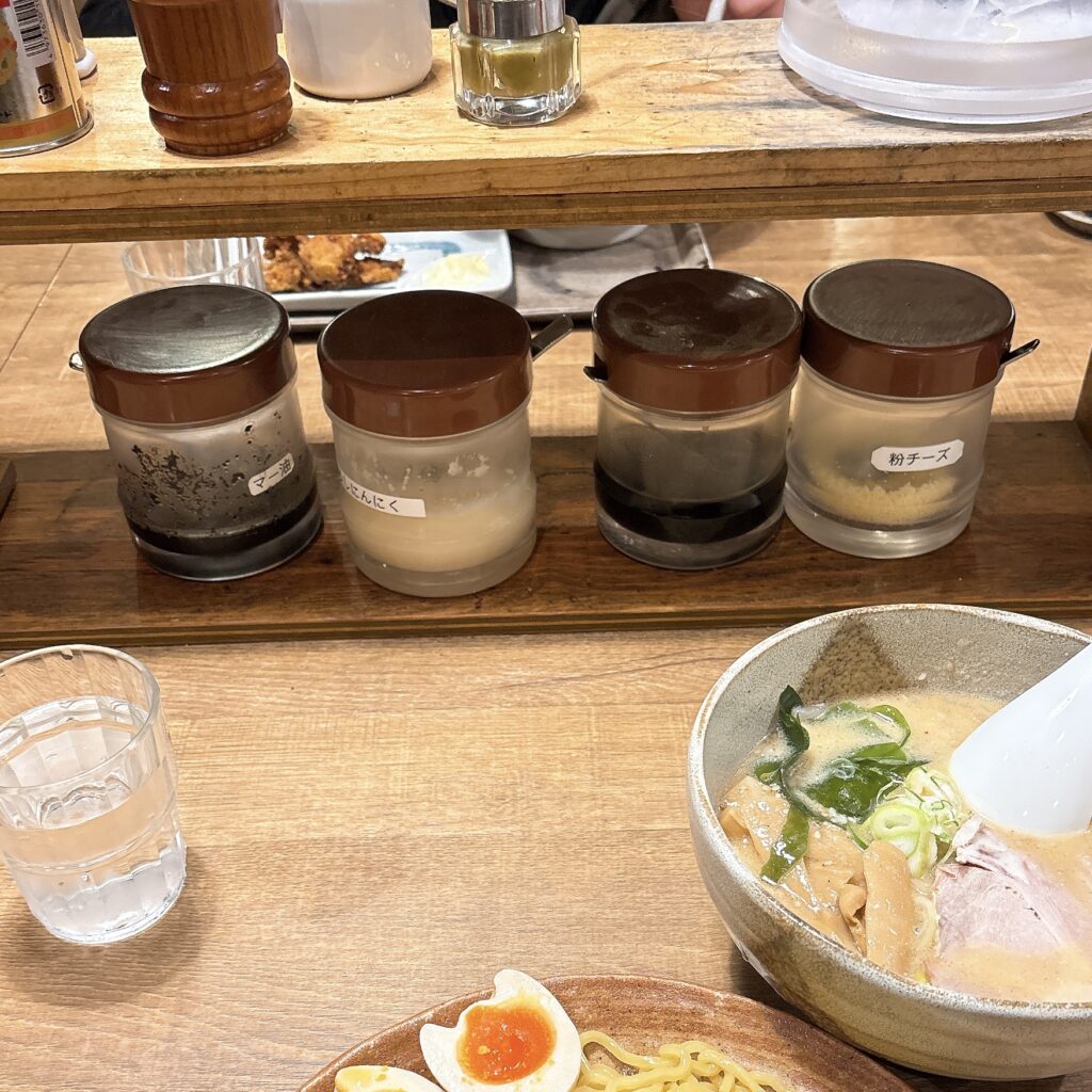 手作りの味噌らーめん 味噌樽の卓上